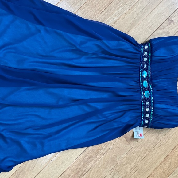 New Party Dress with tie back ribbon with fancy accents on waist size medium - Picture 3 of 8